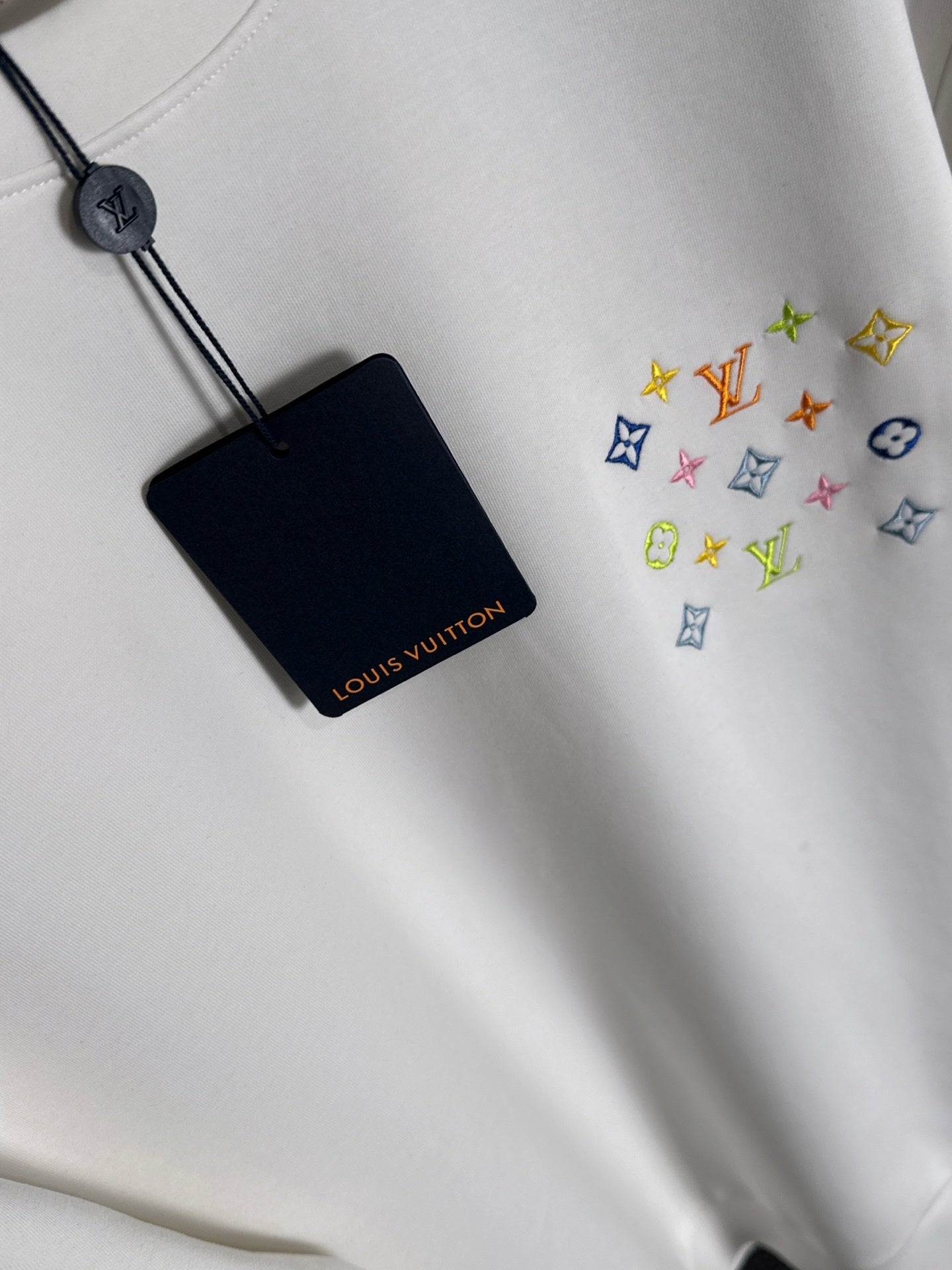 Minimalistisches Sweatshirt mit Rundhalsausschnitt und Stickerei