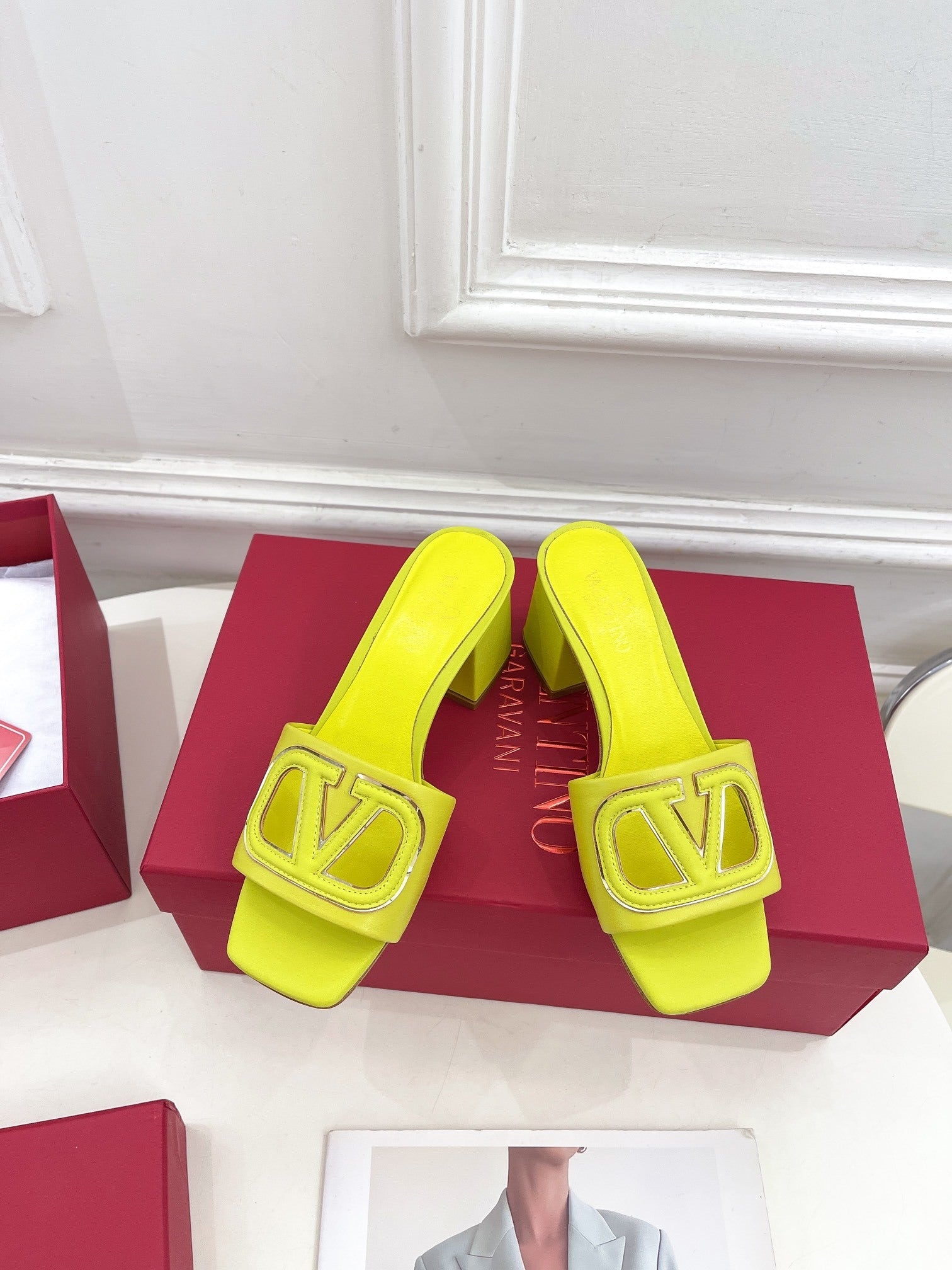 MID-HEEL SLIDE SANDALS – LIME GREEN WITH TONAL DETAIL