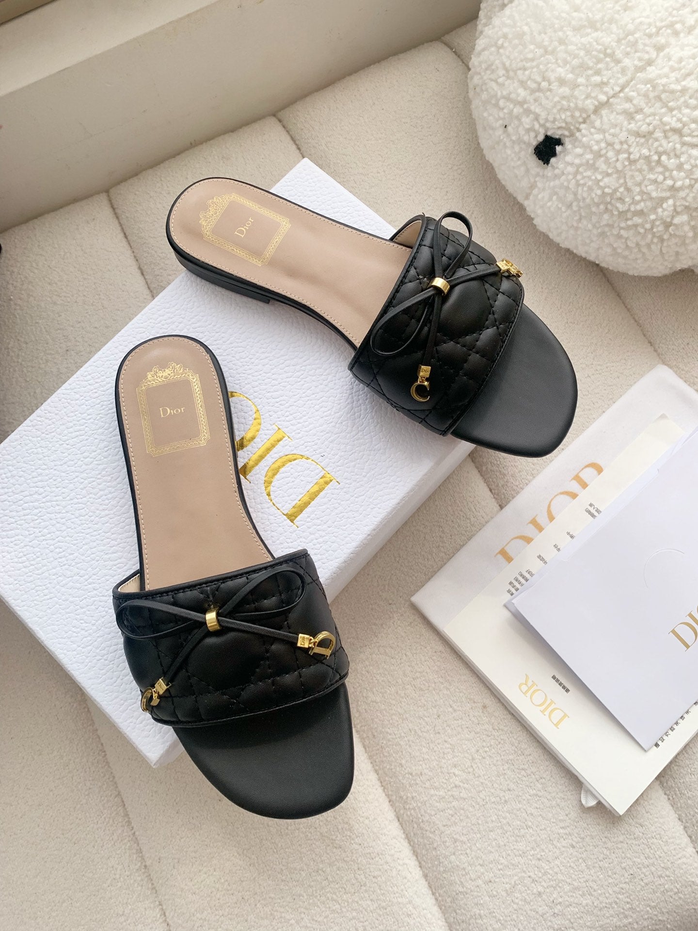BLACK QUILTED BOW SLIDE SANDALS