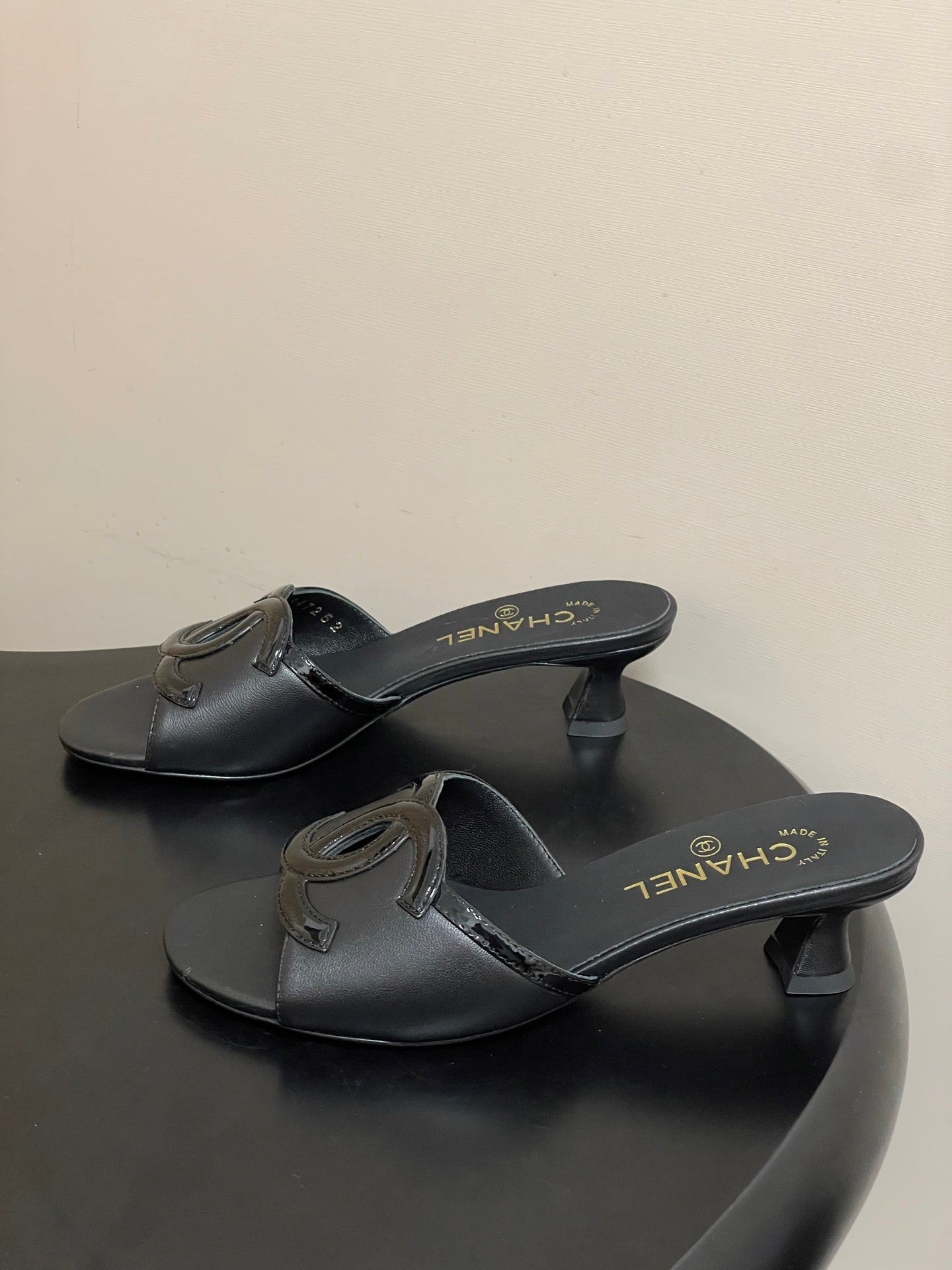 BLACK LOW HEEL MULE SANDALS