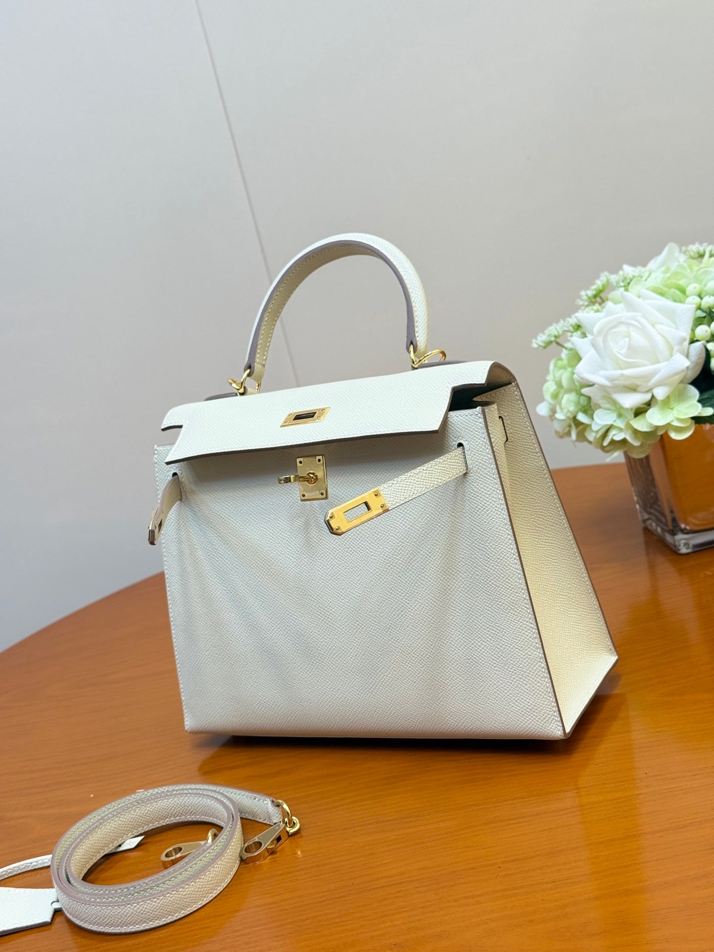 PEARL WHITE CLASSIC TOP HANDLE BAG