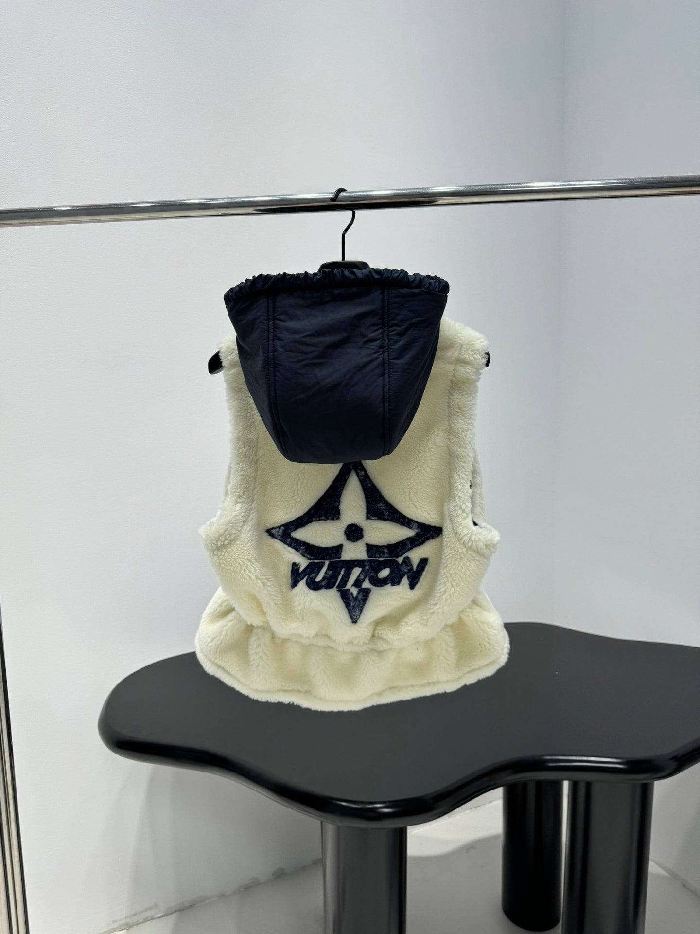 HOODED SHERPA ZIP VEST
