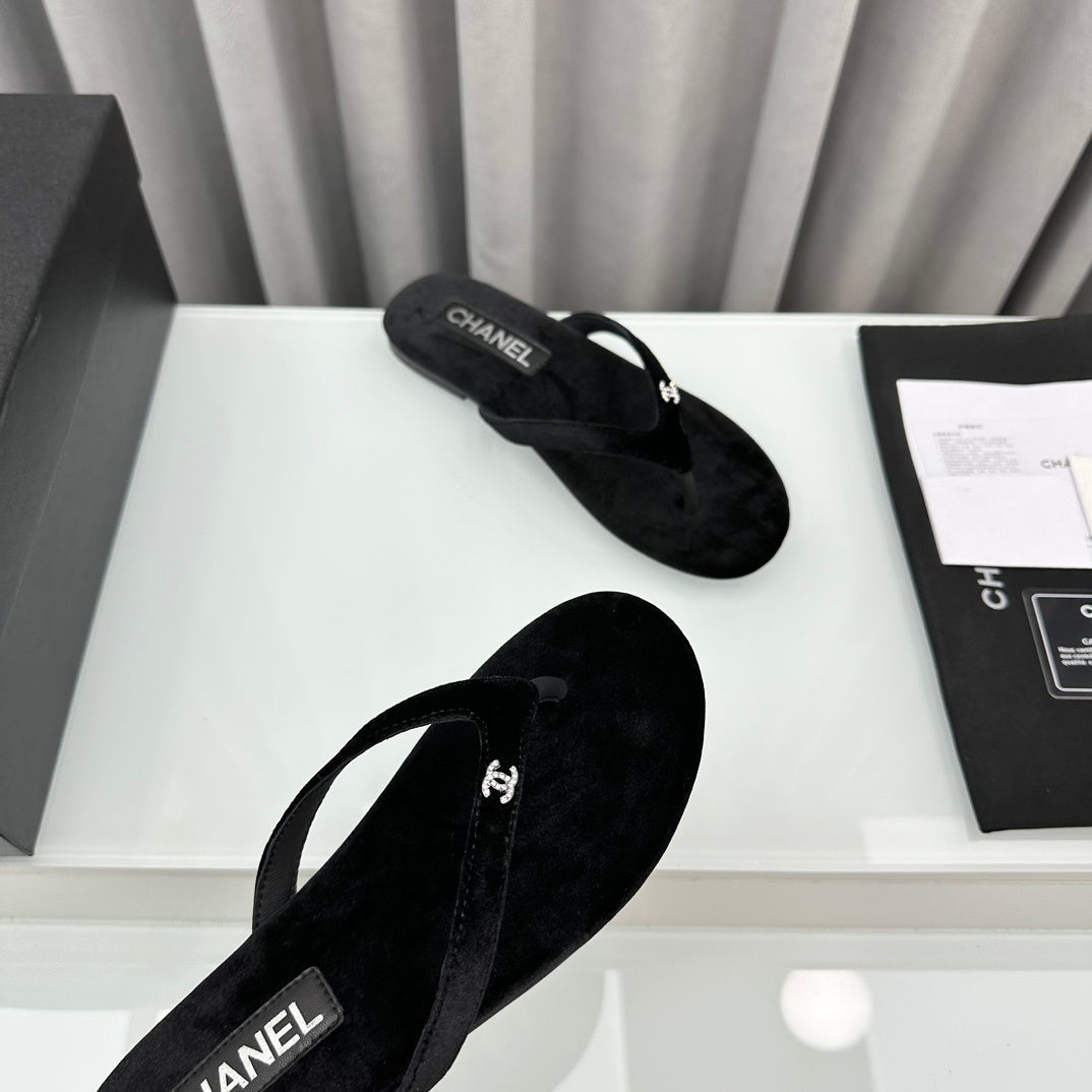 BLACK FLIP FLOPS