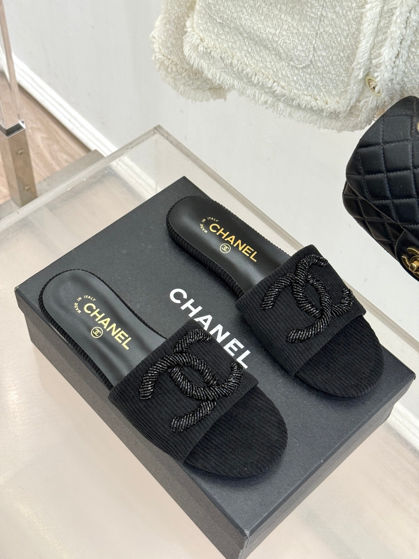 BLACK TEXTURED SLIDE SANDALS