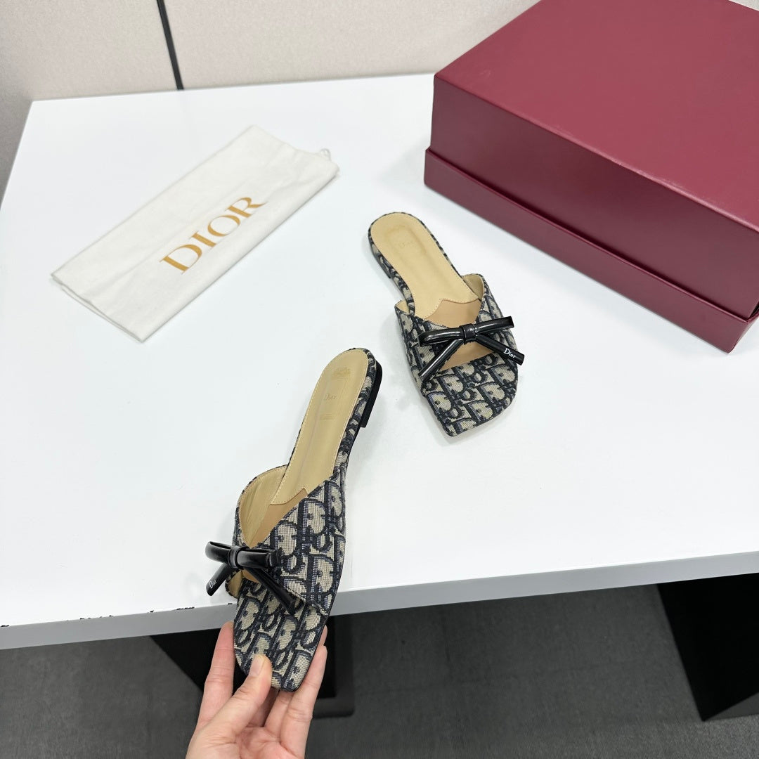 MONOGRAM PRINT BOW DETAIL FLAT MULE SANDALS