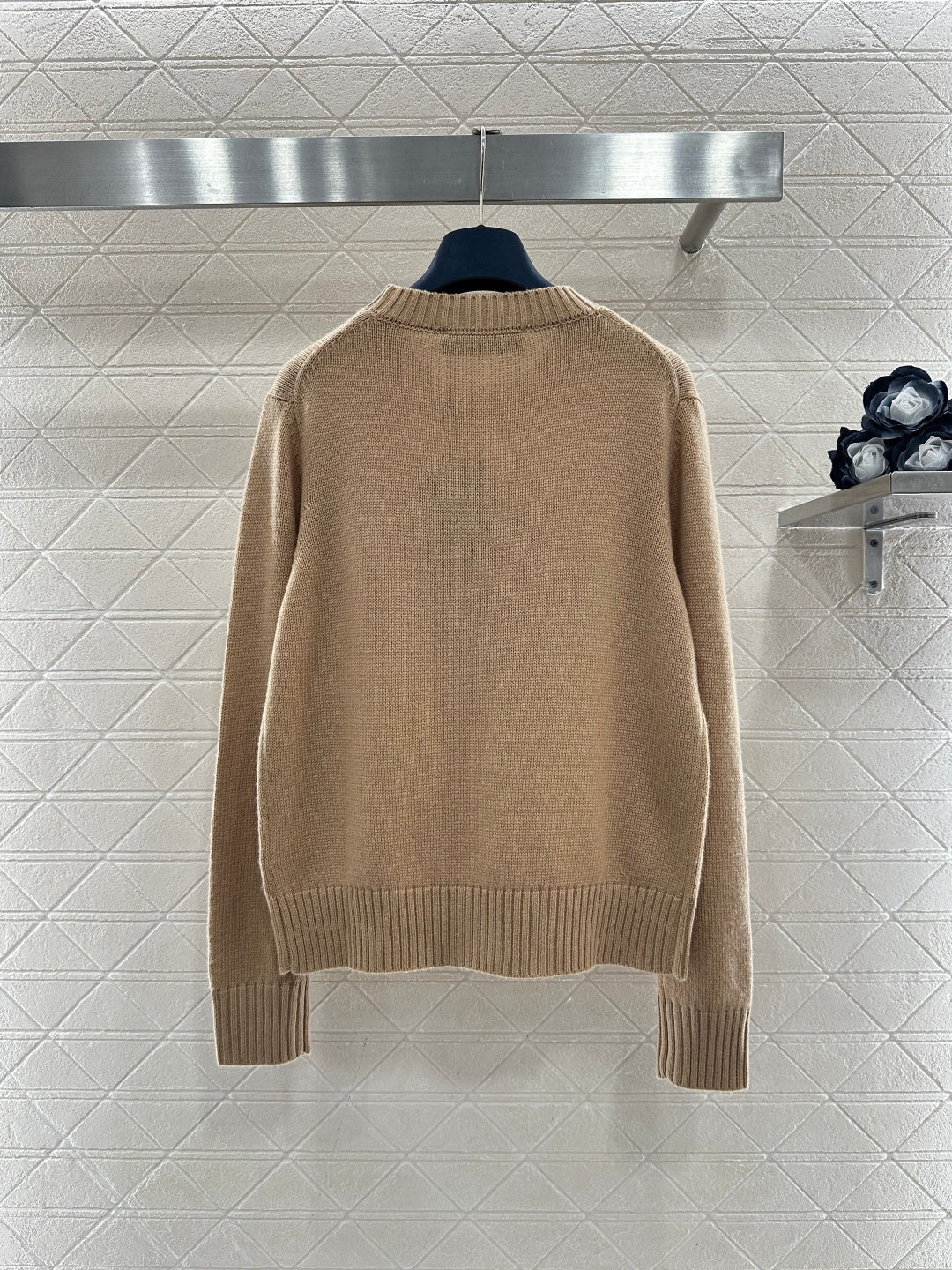 GRAPHIC CREWNECK KNIT SWEATER