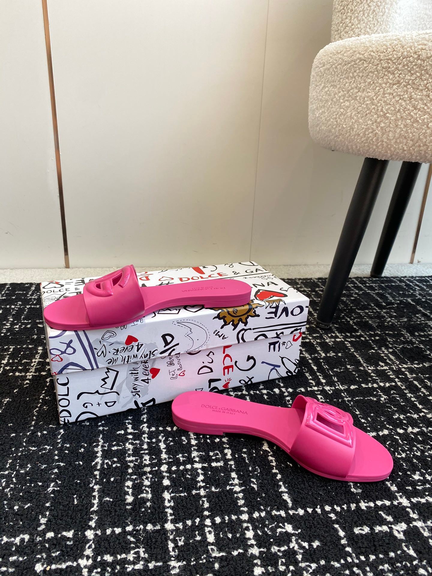 PINK LOGO RUBBER SLIDES