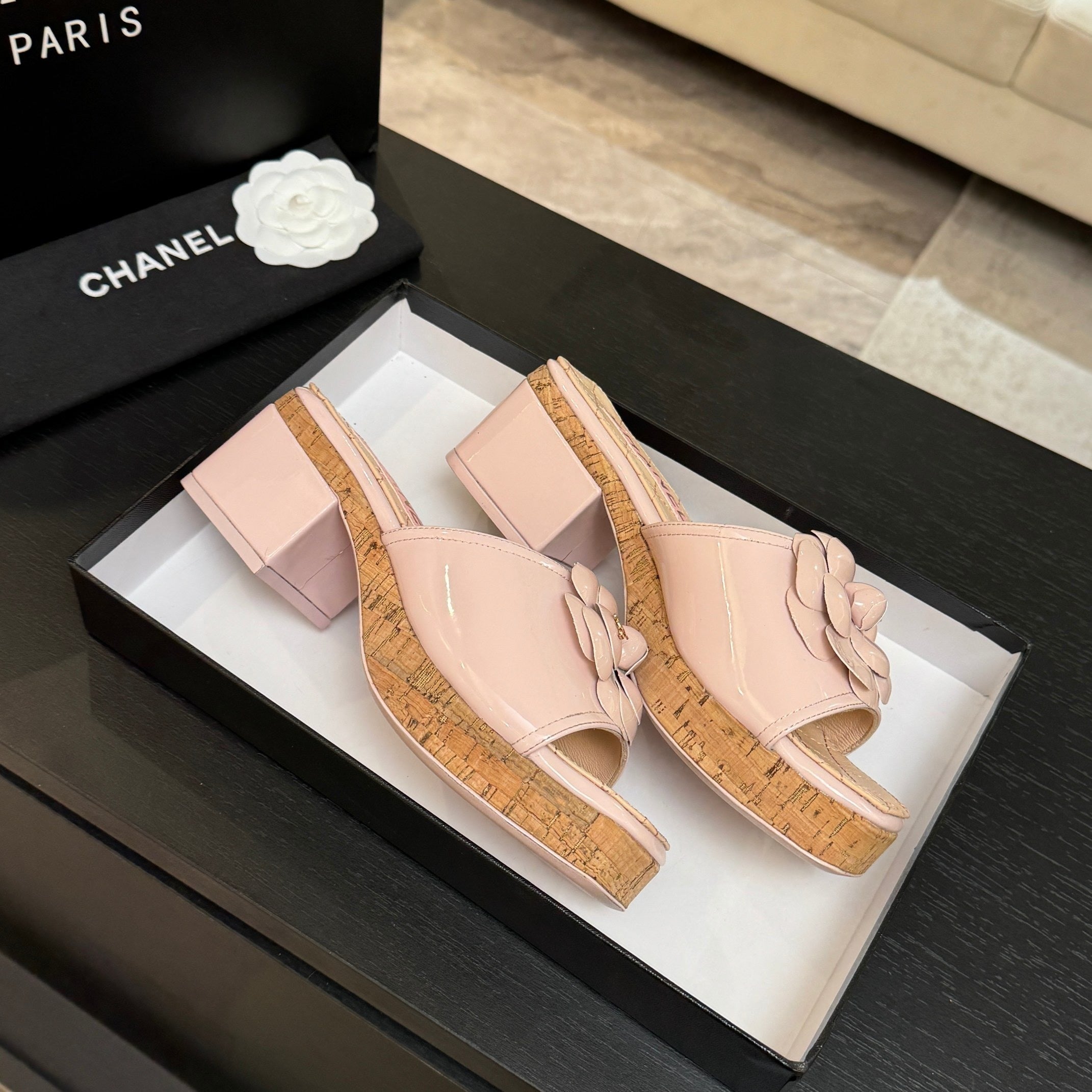 Rosafarbene, gesteppte Plateau-Sandalen mit Kamelien-Detail