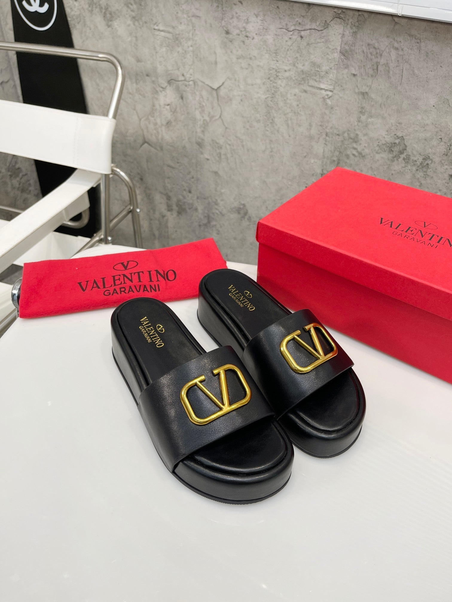 PLATFORM SLIDE SANDALS – CLASSIC BLACK WITH GOLD LOGO DETAIL
