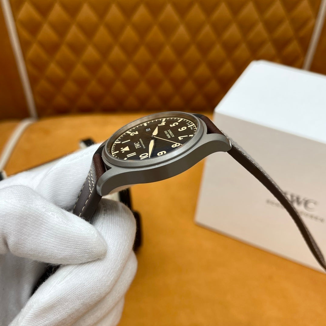 CLASSIC AVIATOR STYLE LEATHER WATCH