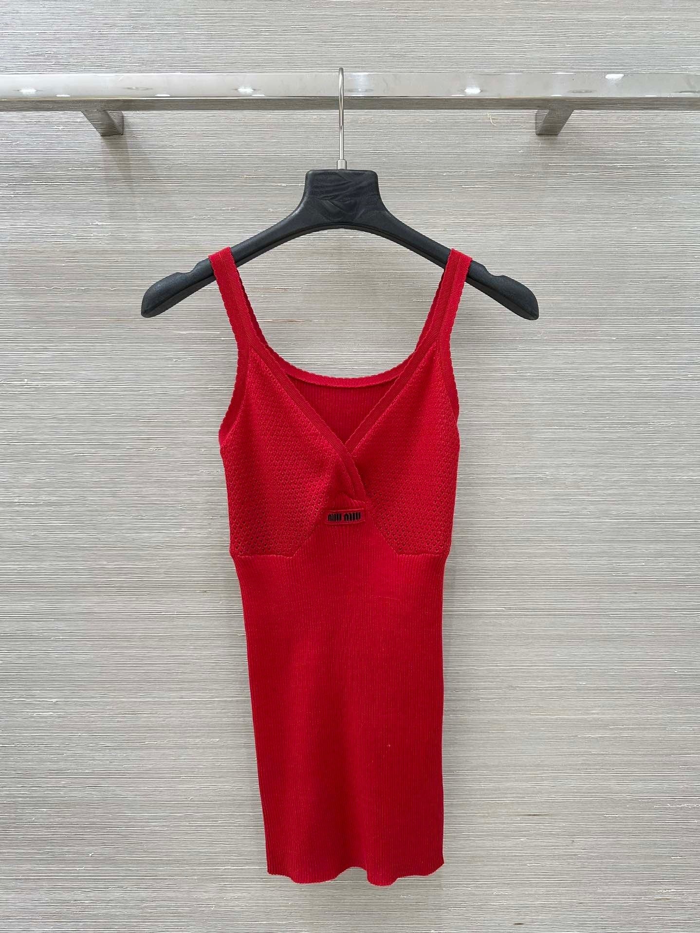 RIBBED KNIT V-NECK CAMI TOP