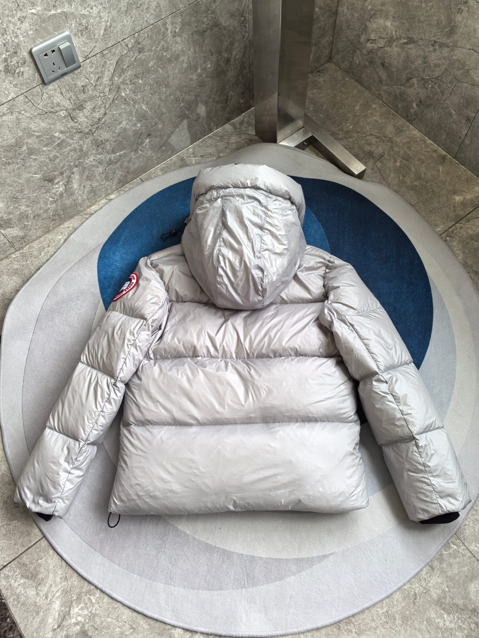 SILVER HOODED PUFFER JACKET