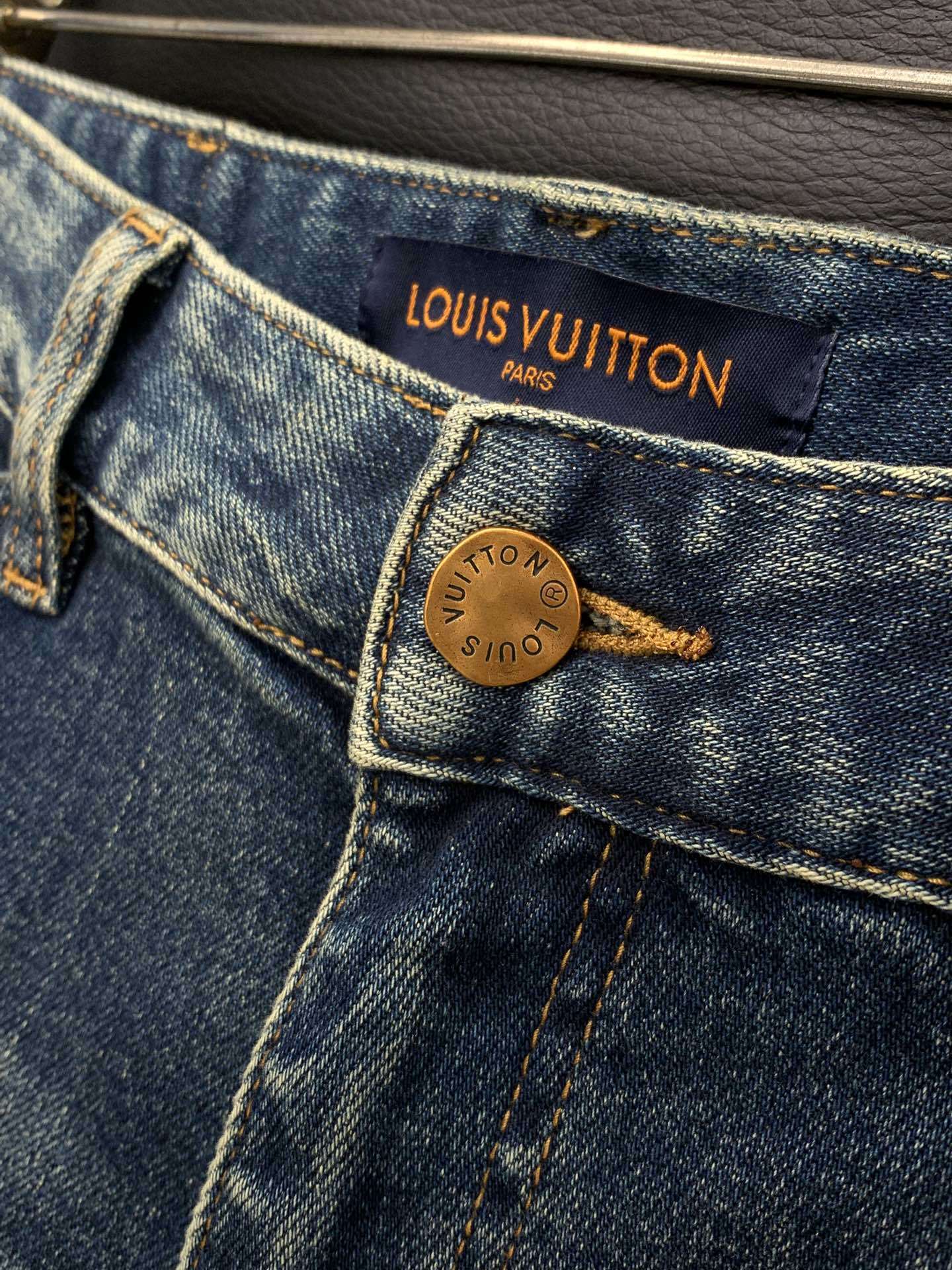 Schmal geschnittene, verwaschene Jeans