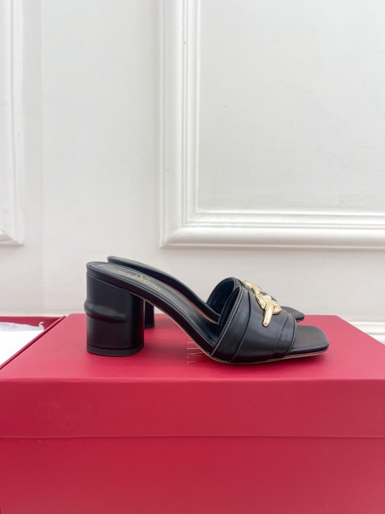 MID-HEEL SLIDE SANDALS – BLACK LEATHER WITH GOLD-TONE HARDWARE
