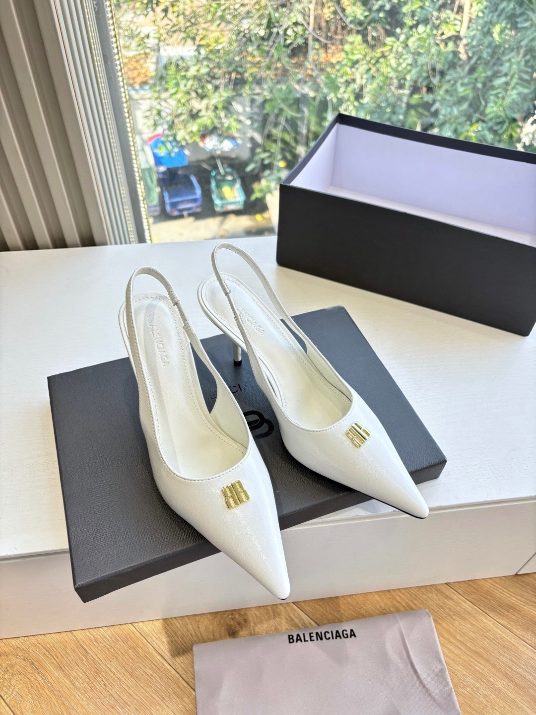 ELEGANT WHITE POINTED-TOE SLINGBACK HEELS