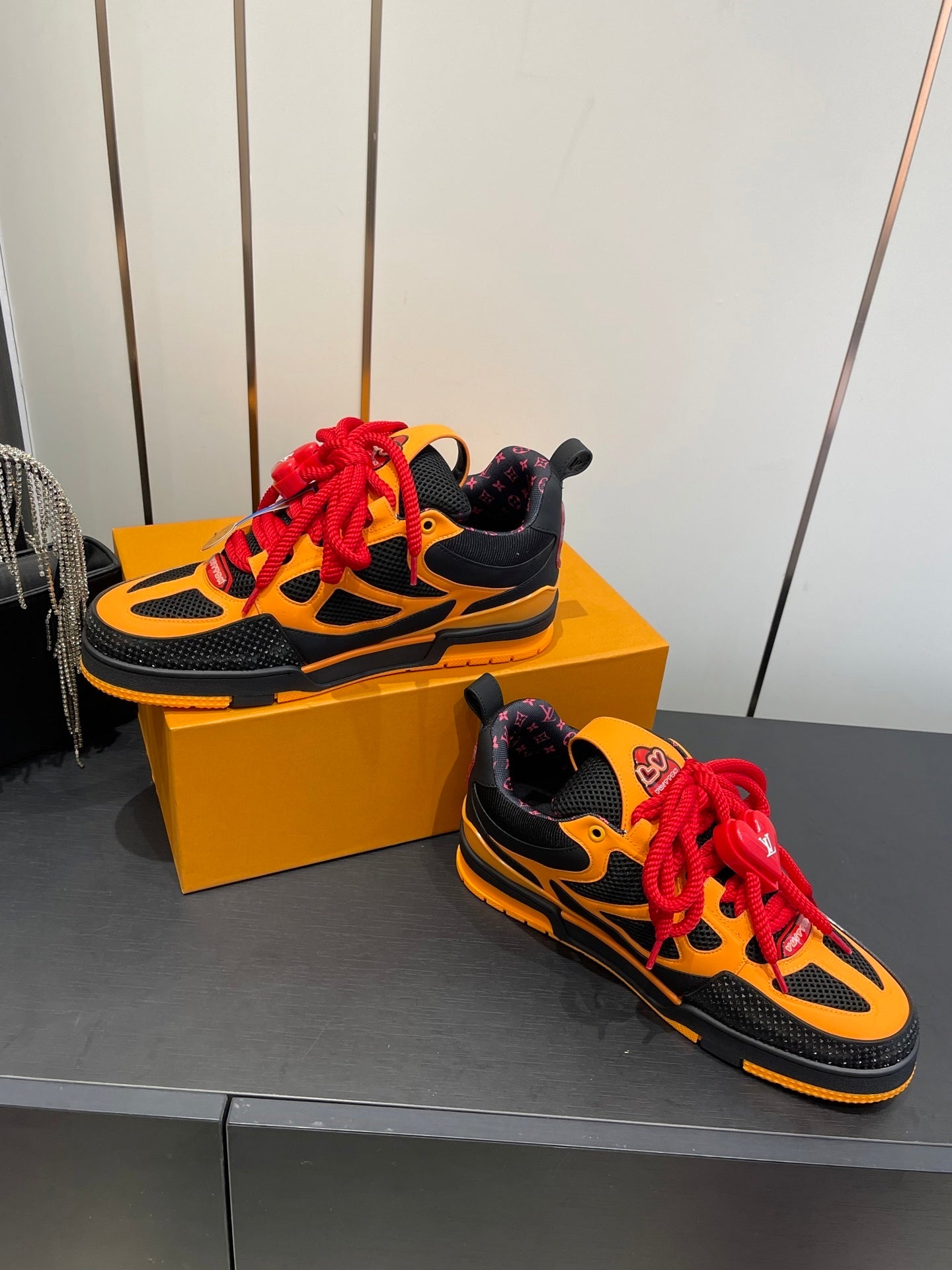 COLORBLOCK-SNEAKER MIT TONABSETZEN UND AUFFÄLLIGEN SCHNÜRSENKELN 