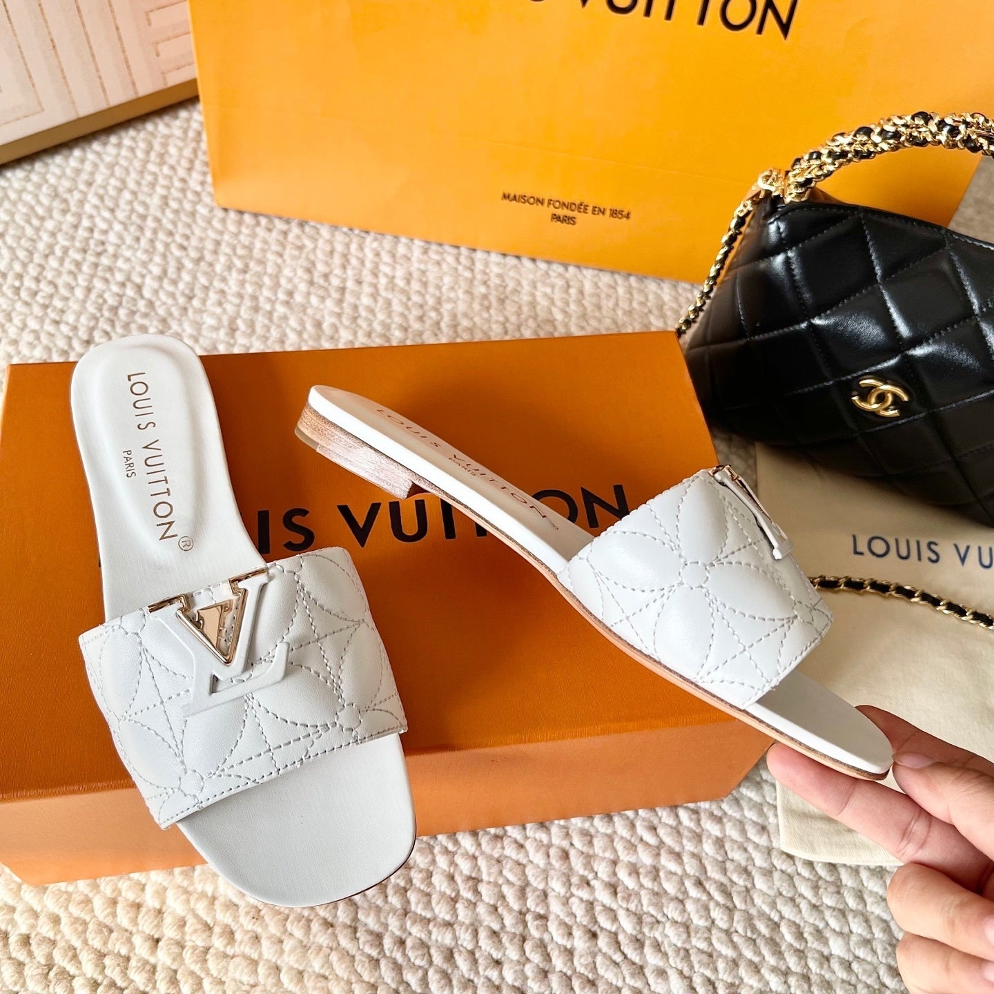 QUILTED LEATHER LOGO SLIDE SANDALS – WHITE