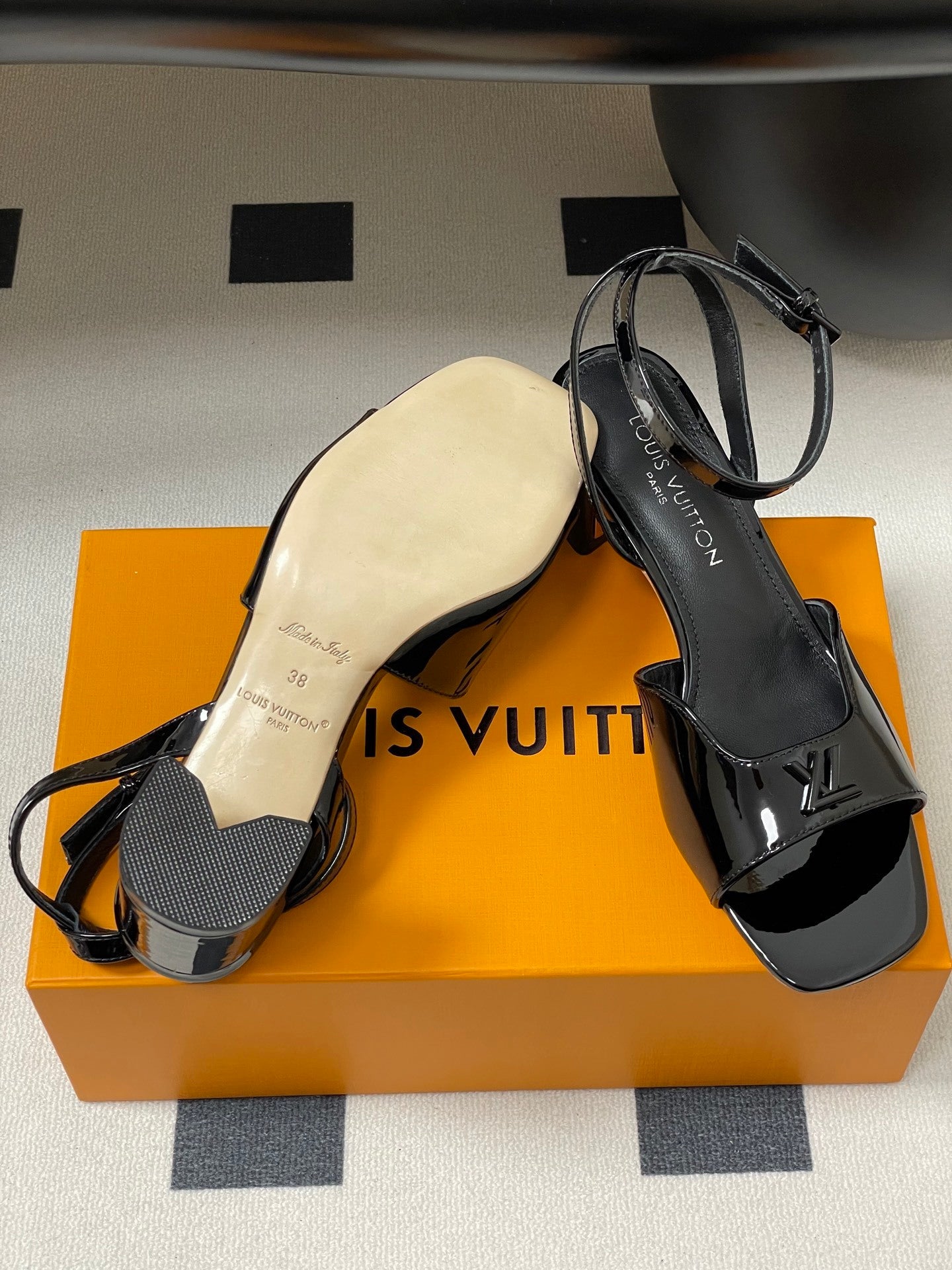 PATENT LEATHER BLOCK HEEL SANDALS – BLACK