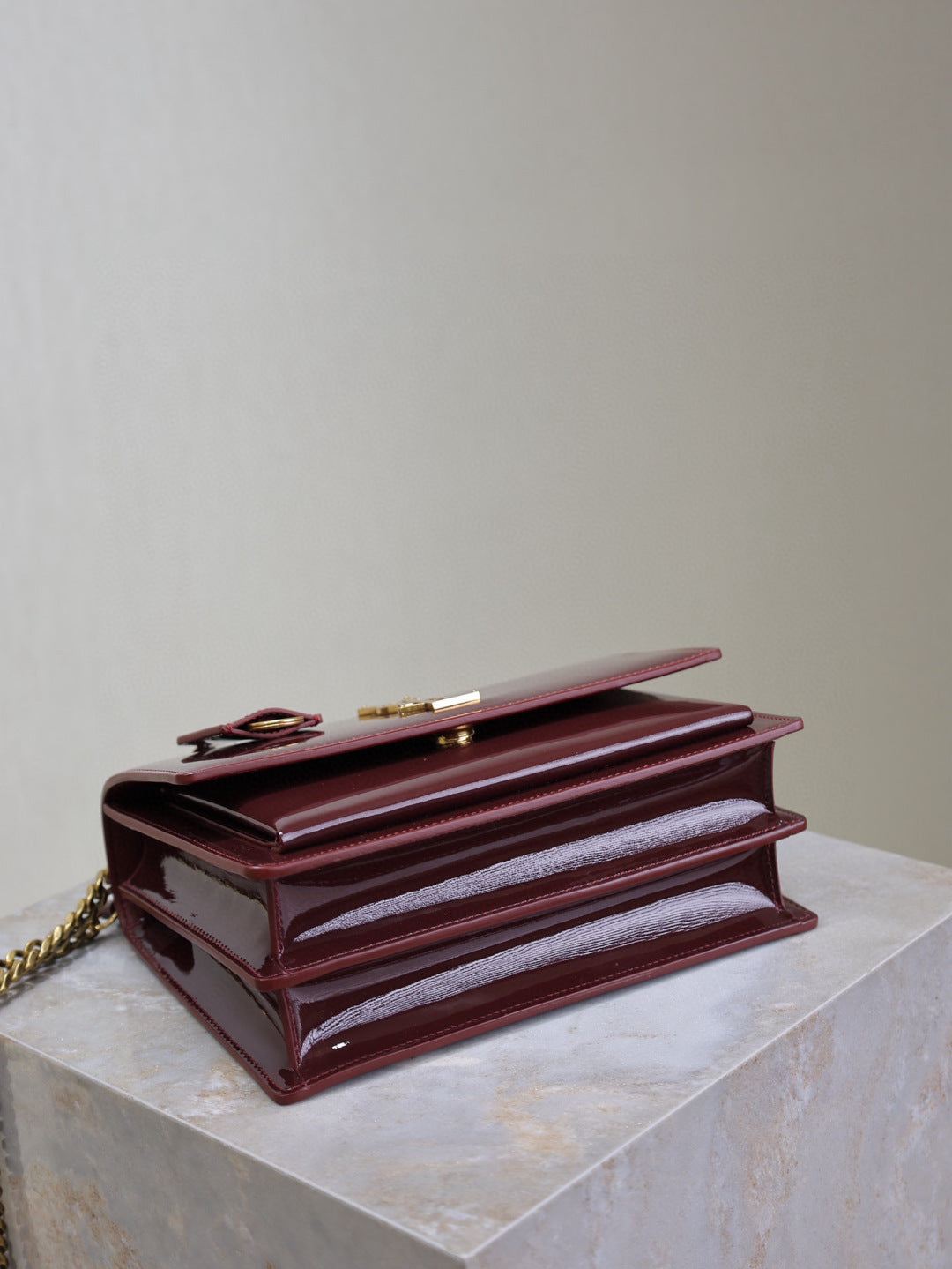 PATENT CHAIN SHOULDER BAG