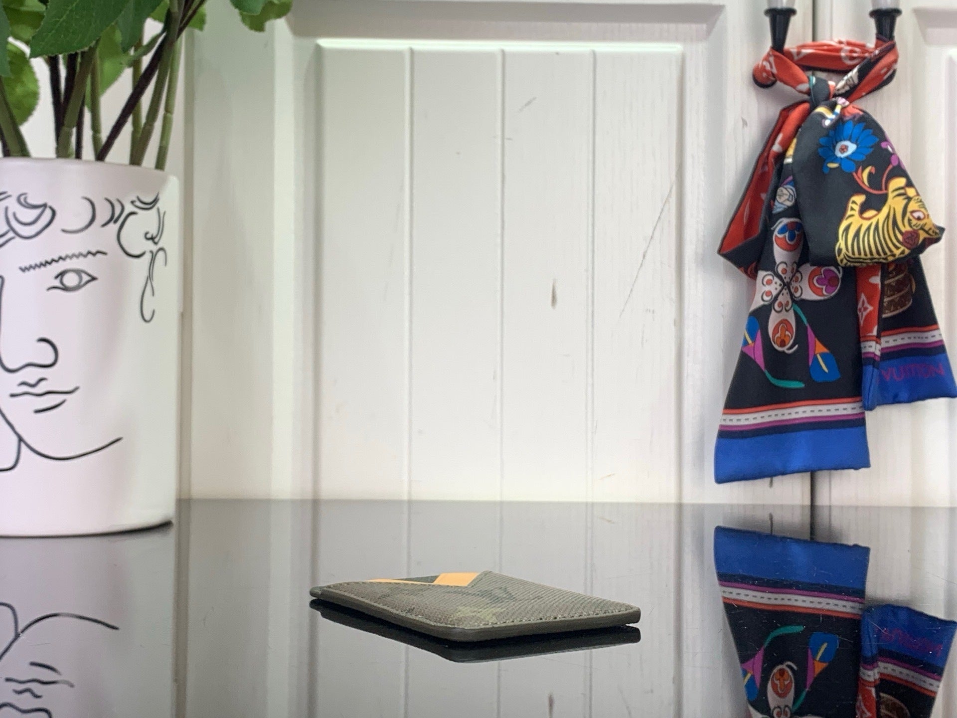 V-DETAIL CARD HOLDER