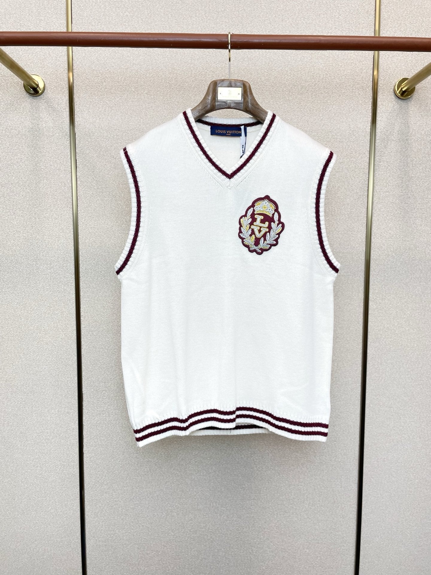 Strickweste mit V-Ausschnitt und gesticktem Wappen