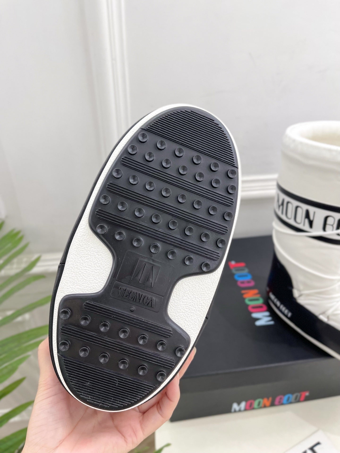 WHITE & BLACK PADDED LACE-UP WINTER BOOTS