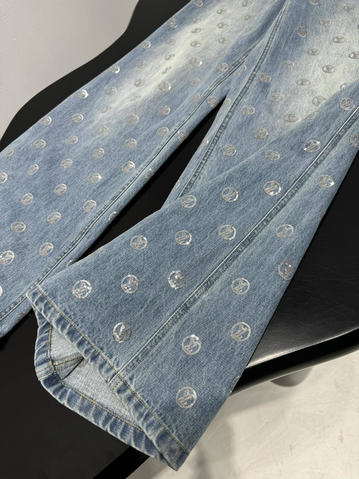 Jeans mit geradem Bein und Allover-Print