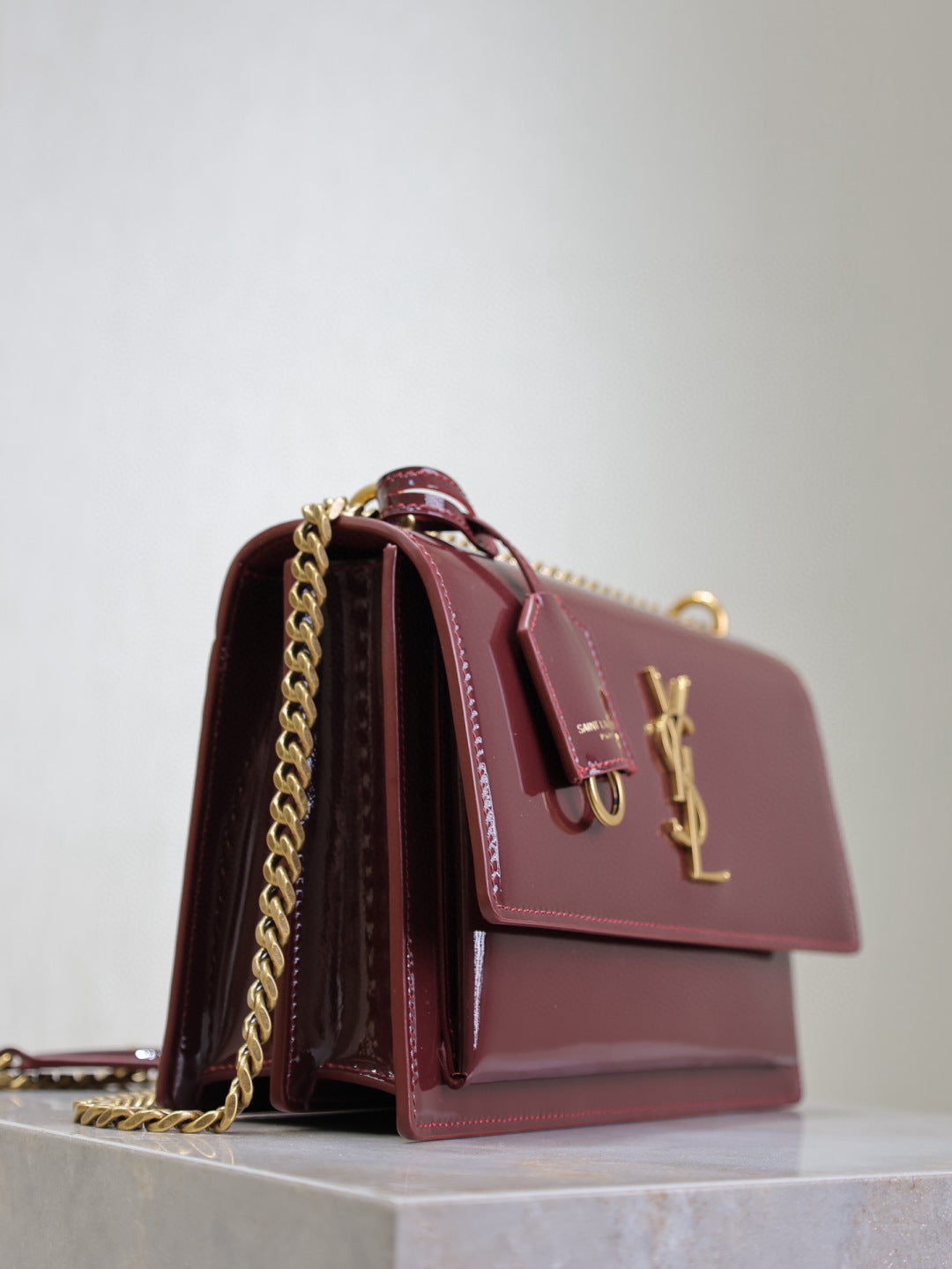 PATENT CHAIN SHOULDER BAG