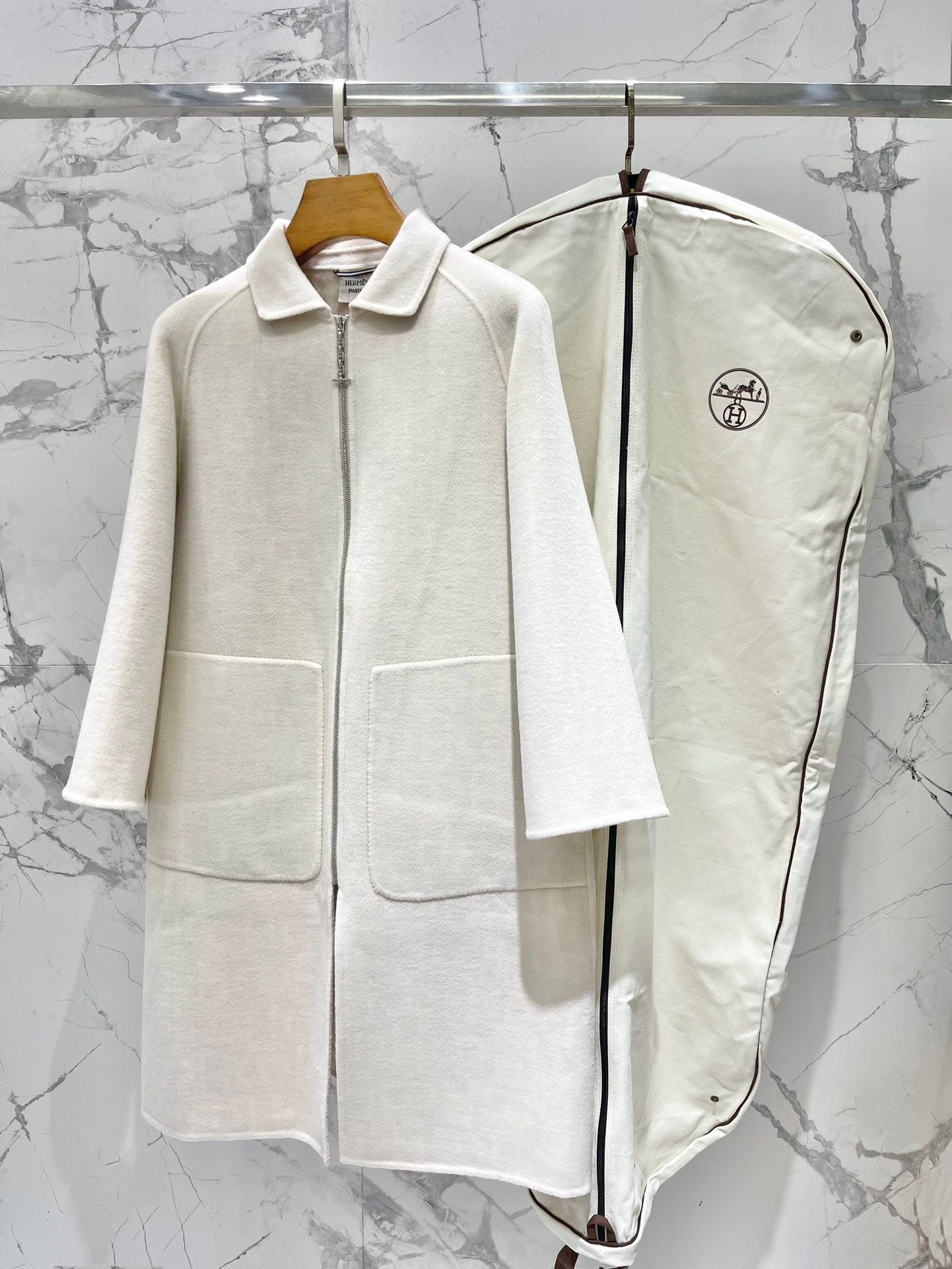 MINIMAL WOOL-BLEND ZIP COAT WITH CLEAN SILHOUETTE