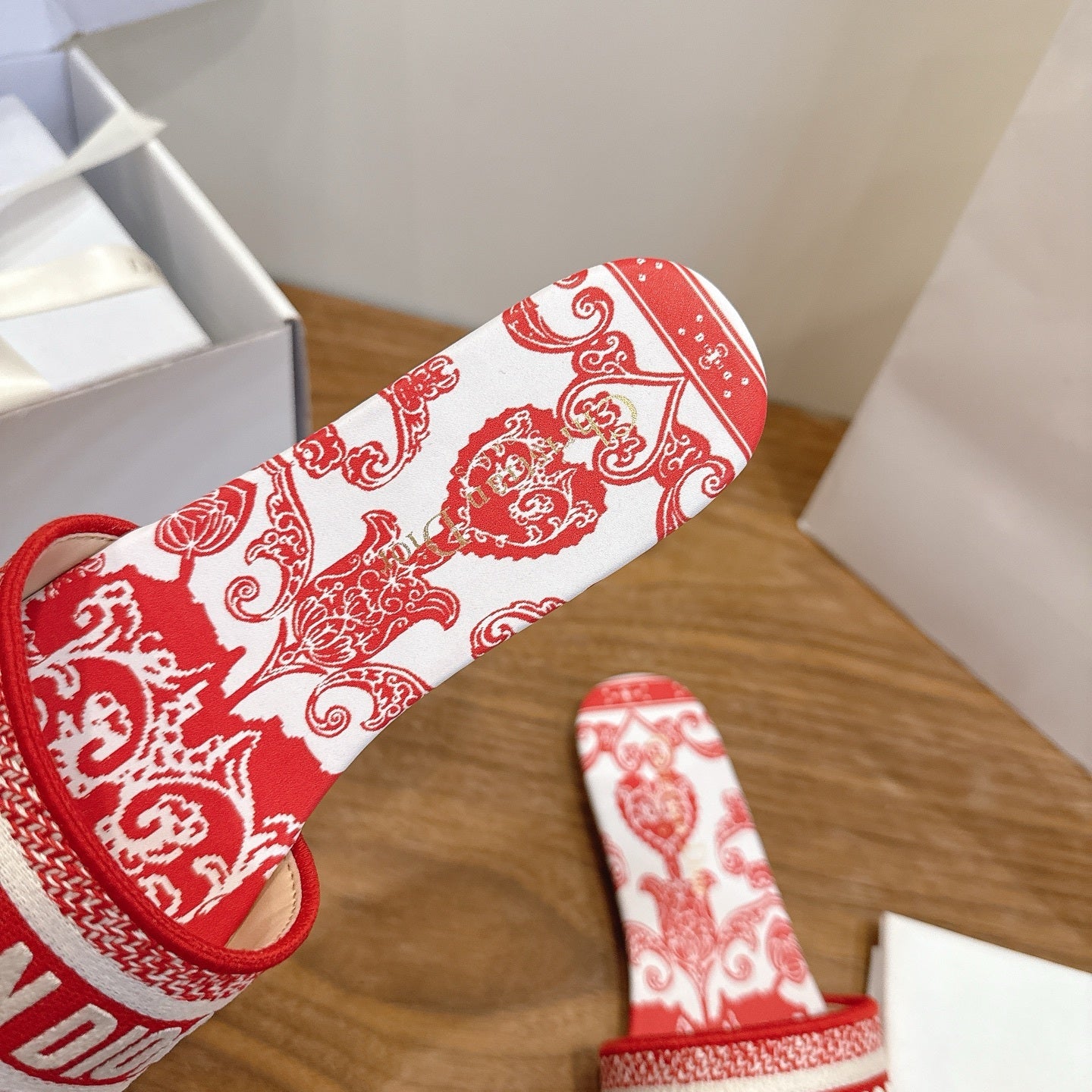 RED TOILE PRINT LOGO SLIDE SANDALS