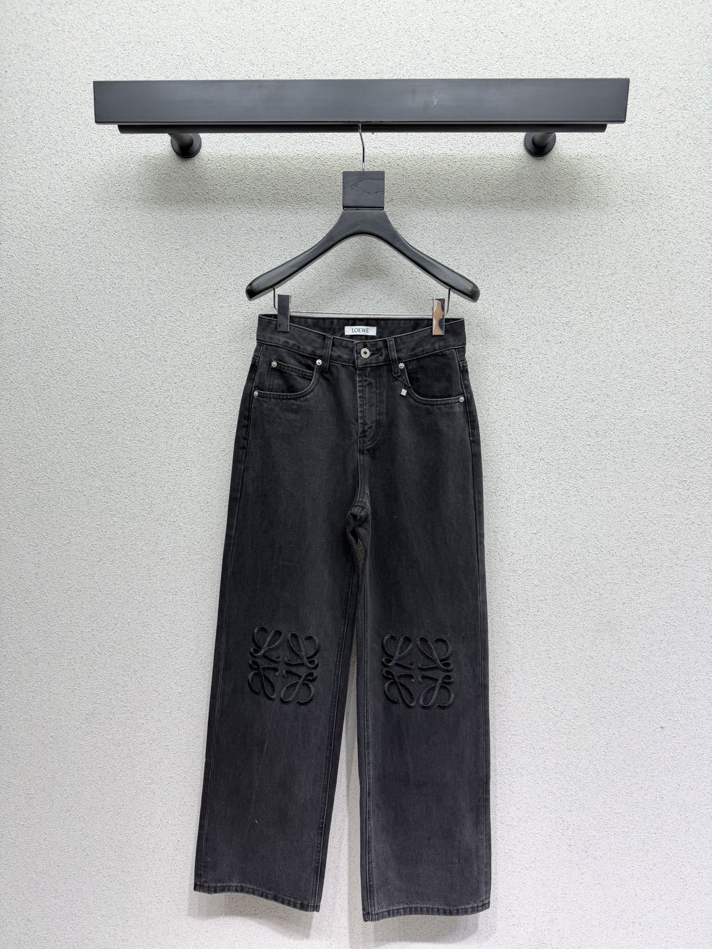 EMBOSSED LOGO RELAXED DENIM JEANS