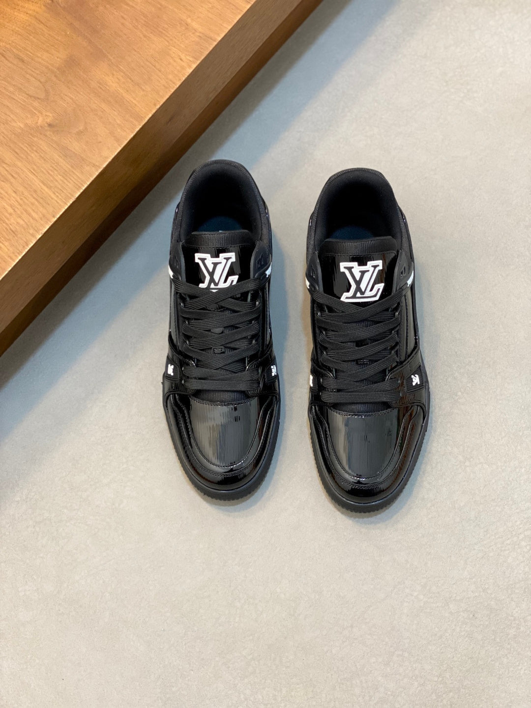 BLACK GLOSS LOW-TOP SNEAKERS