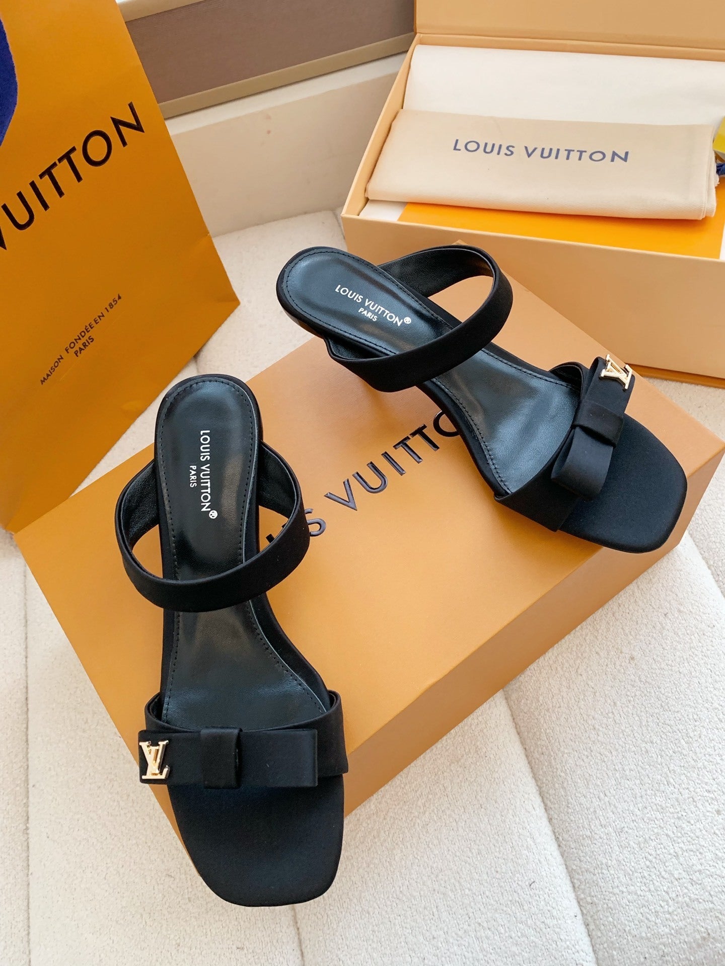 BLACK BOW DETAIL SLIDE HEEL SANDALS