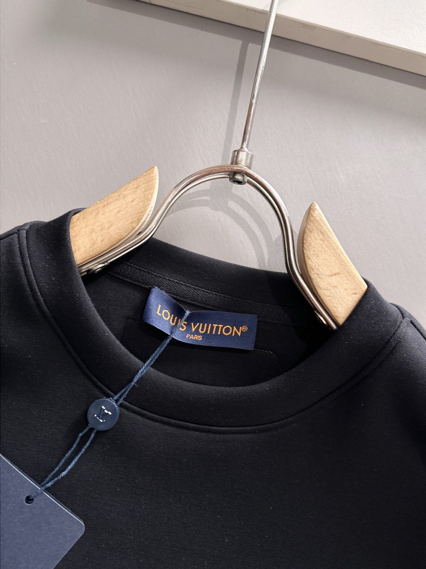 MINIMAL EMBROIDERED CREWNECK SWEATSHIRT