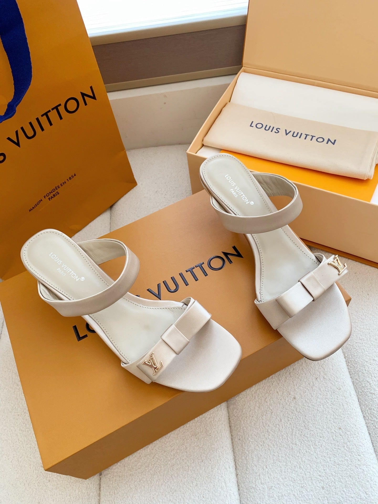 BEIGE BOW DETAIL SLIDE HEEL SANDALS