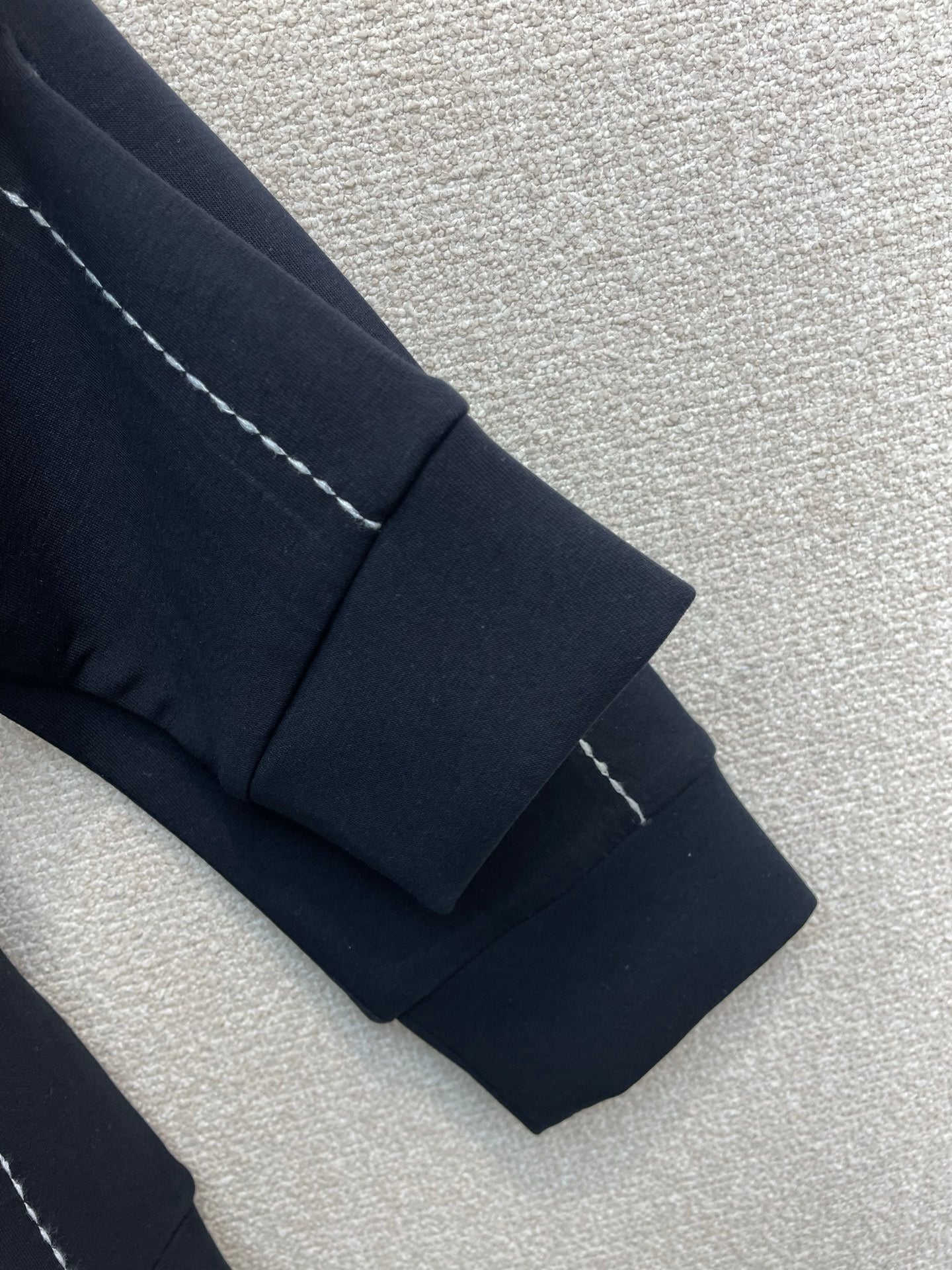 MINIMAL CREWNECK SWEATSHIRT WITH CONTRAST STITCHING