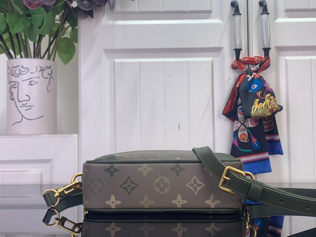 COMPACT CROSSBODY CAMERA BAG