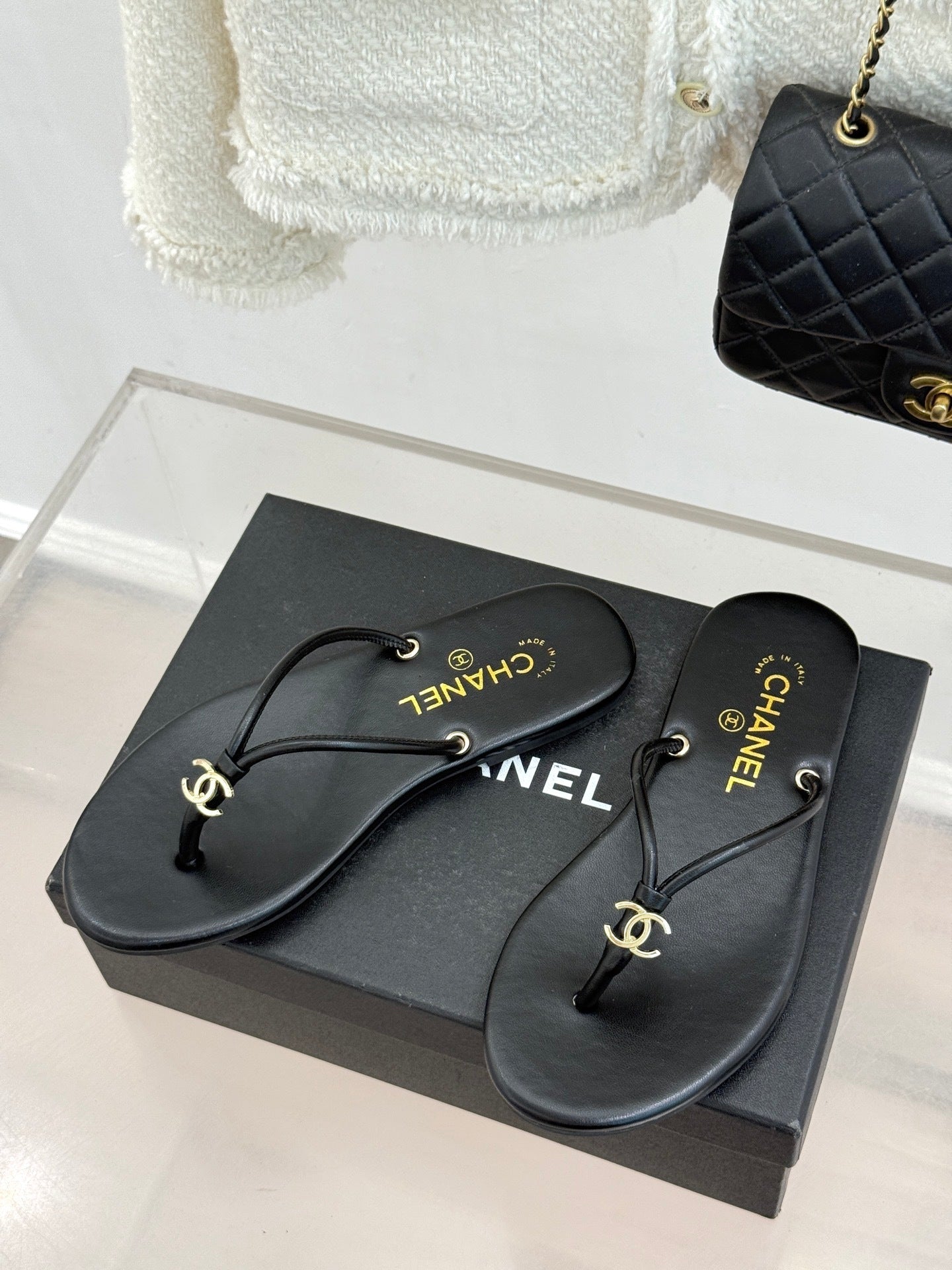 BLACK MINIMAL THONG SANDALS