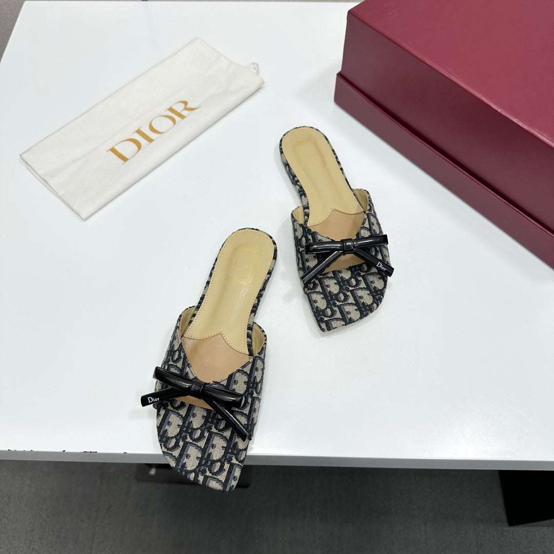 MONOGRAM PRINT BOW DETAIL FLAT MULE SANDALS