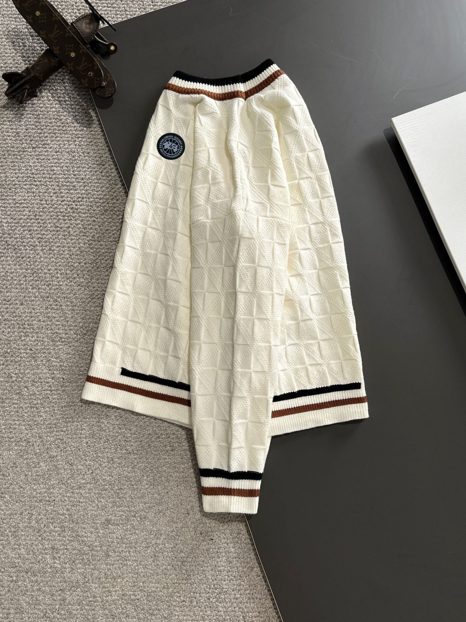 IVORY TEXTURED KNIT SWEATER WITH CONTRAST TRIM