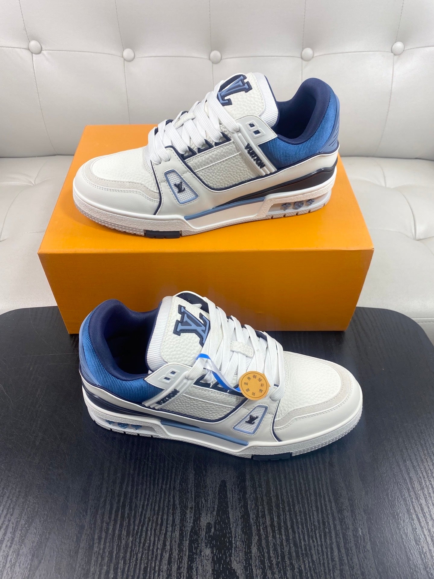 LOW-TOP LEATHER SNEAKERS WITH BLUE ACCENTS