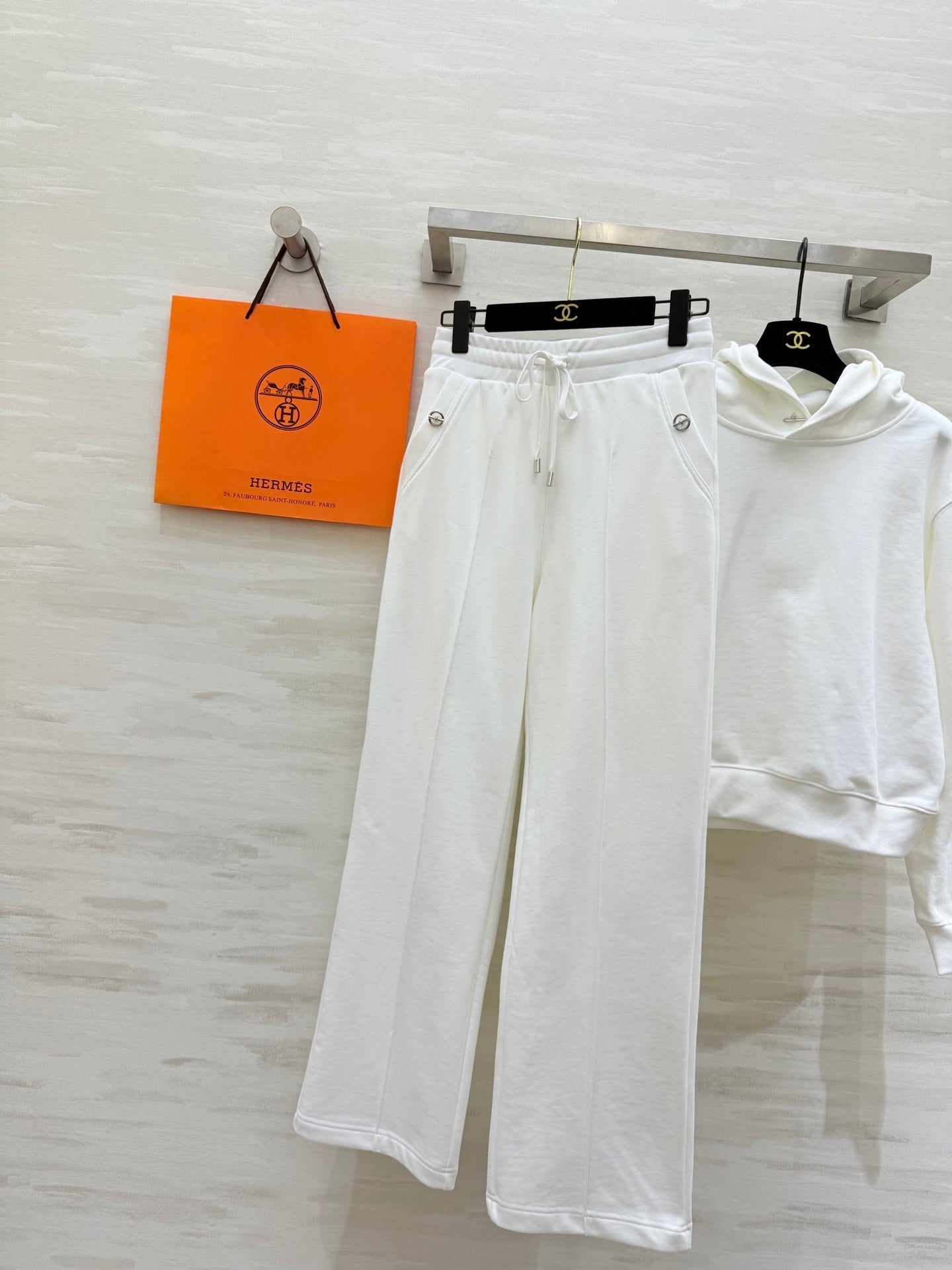 IVORY HOODED SWEATSHIRT AND WIDE-LEG LOUNGE PANTS SET
