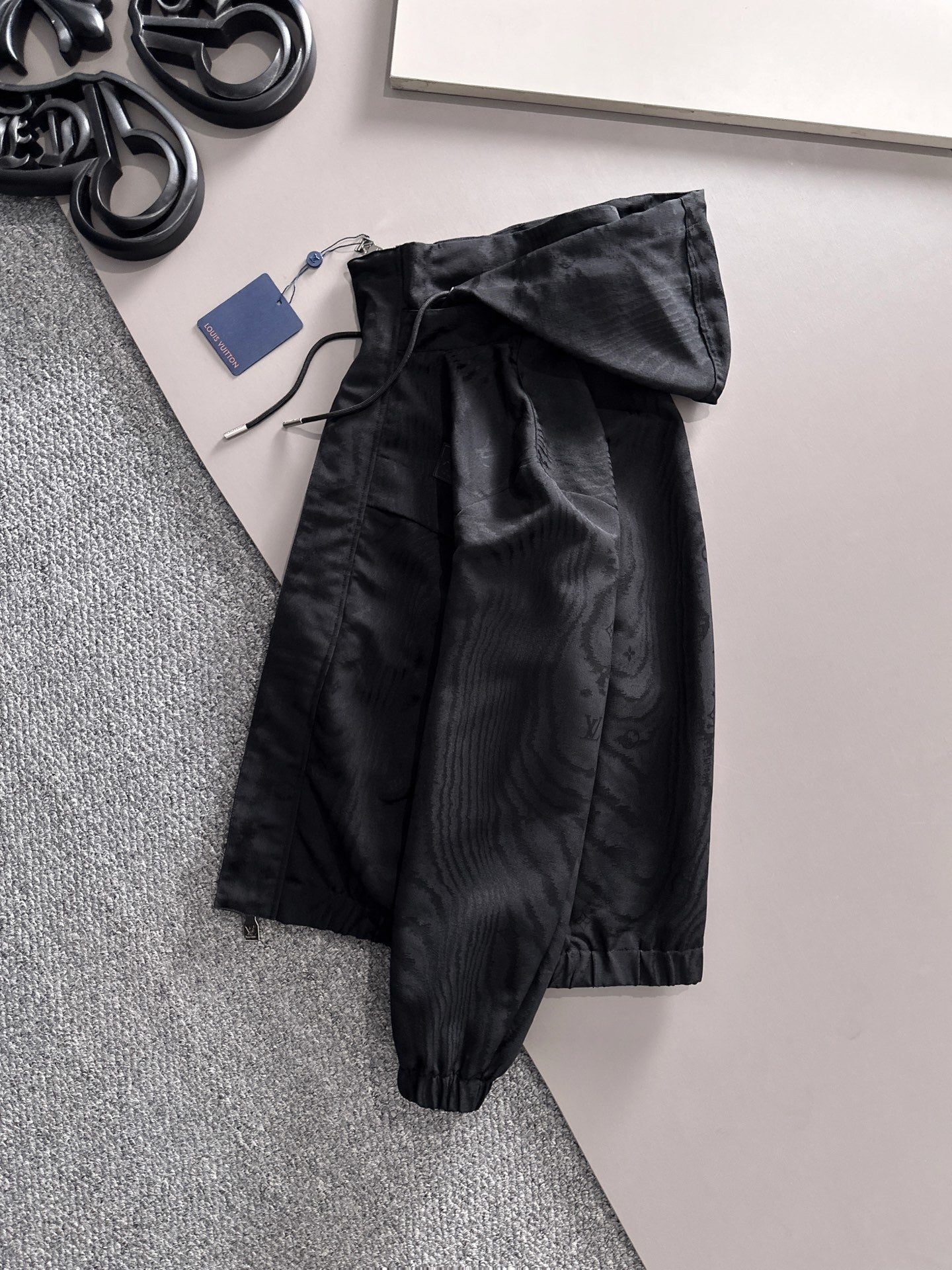 TEXTURED BLACK HOODED JACKET