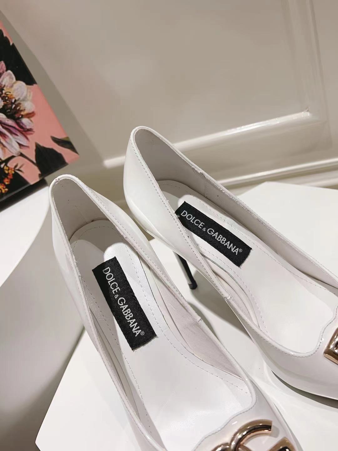 WHITE PATENT POINTED TOE HEEL PUMPS