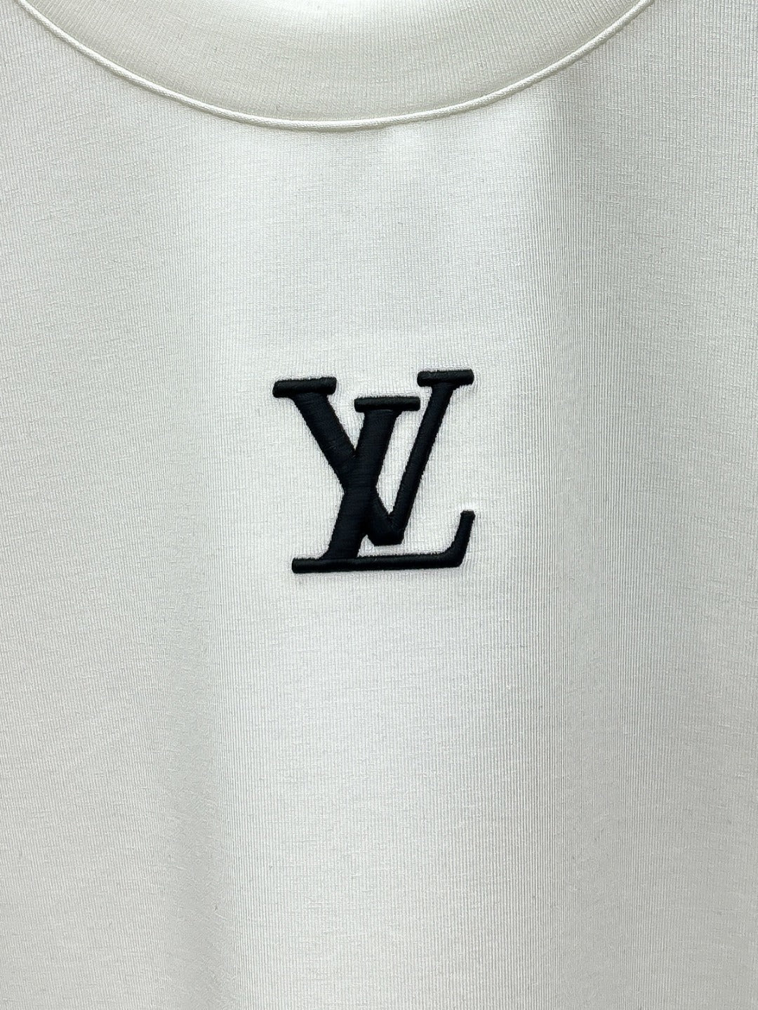 MINIMAL BESTICKTES KURZARM-T-SHIRT