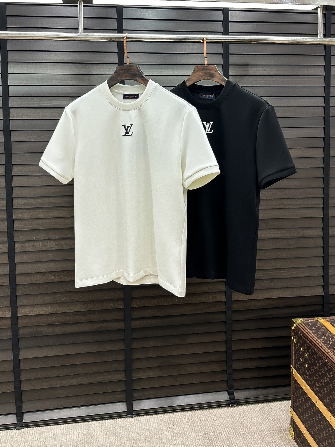 MINIMAL EMBROIDERED SHORT SLEEVE T-SHIRT