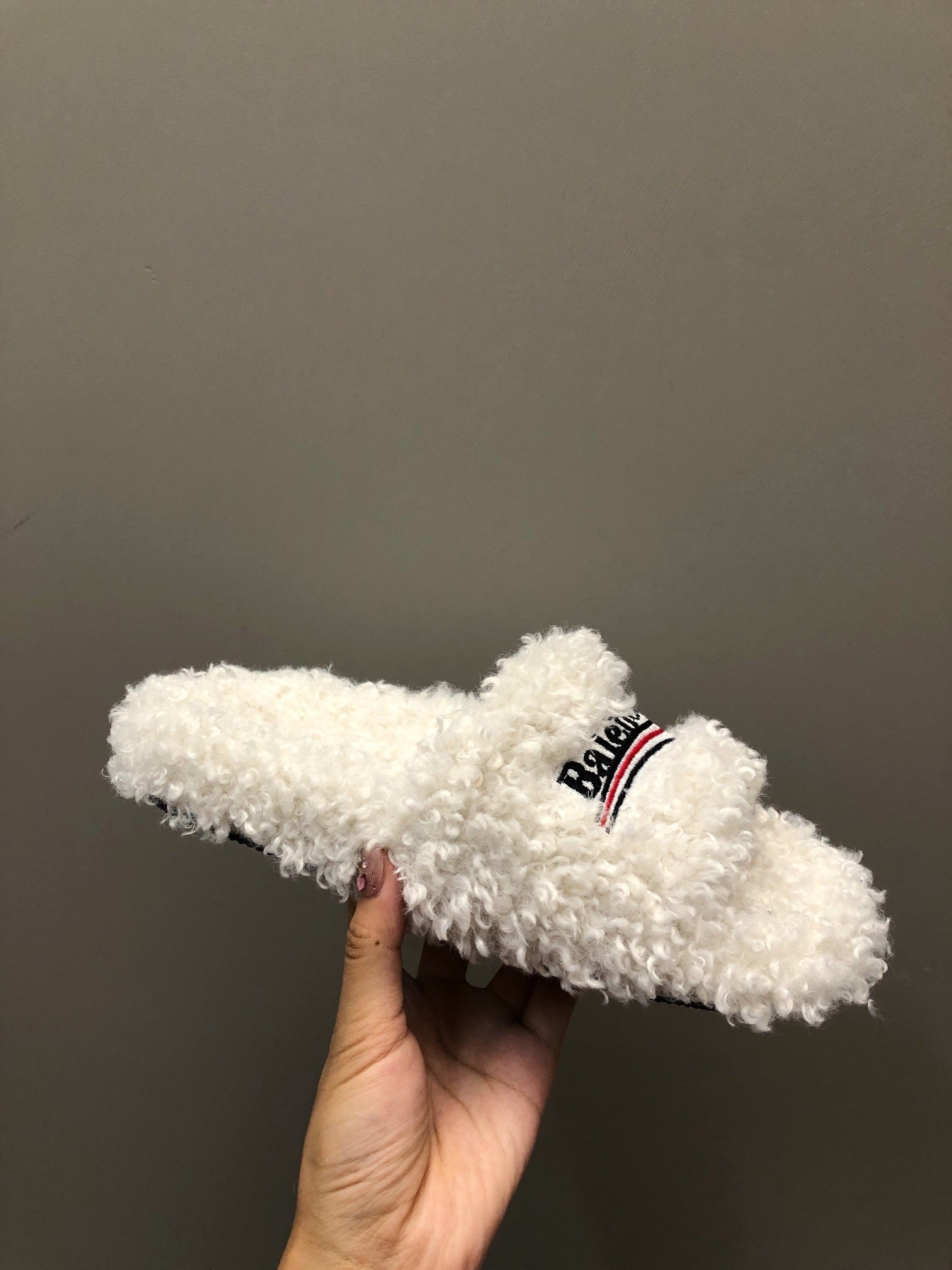 WHITE FLUFFY COMFORT SLIDES