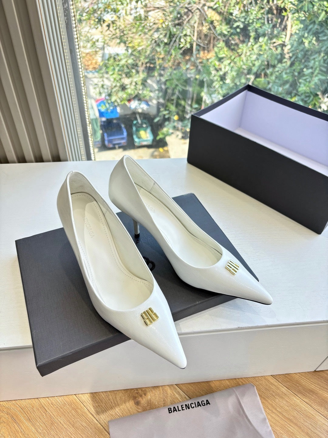 KLASSISCHE WEISSE STILETTO-SCHUHE MIT SPITZER ZEHEN