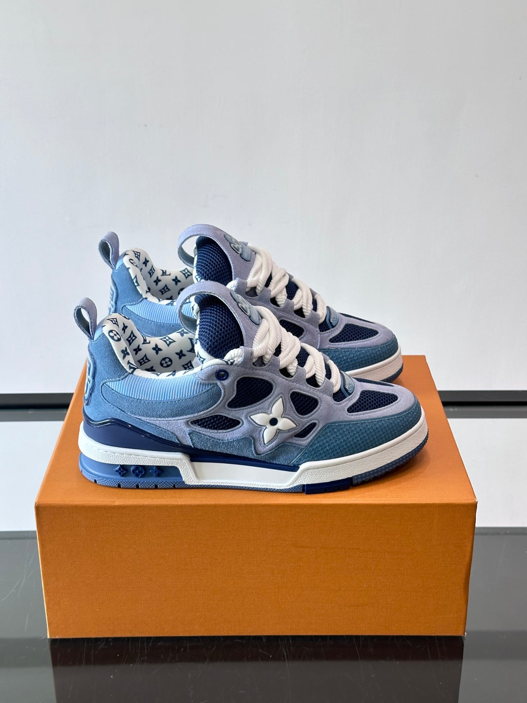 BLAU-GRAUE NIEDRIGE SNEAKER MIT MESH-EINSÄTZEN