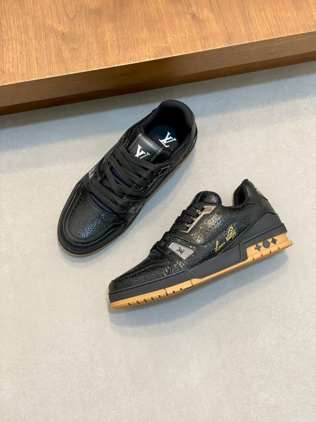 BLACK LOW-TOP LEATHER SNEAKERS WITH TEXTURED DETAILS